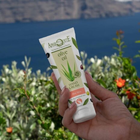intense-hydration-hand-cream-with-aloe-vera-moist-complex-in-action intense-hydration-hand-cream-with-aloe-vera-moist-complex-in-action